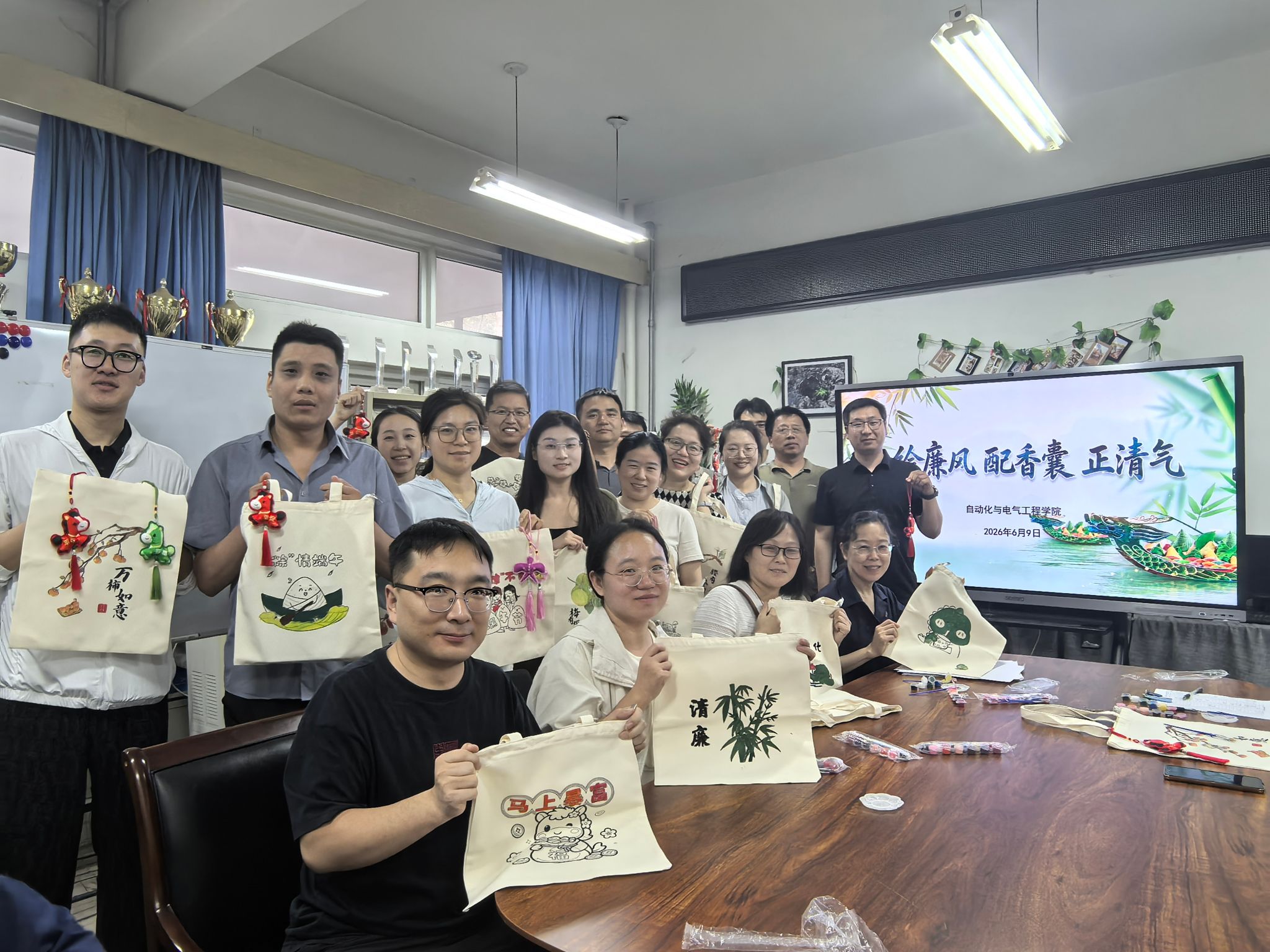 学院开展“绘廉风・配香囊・正清气”端午节主题活动